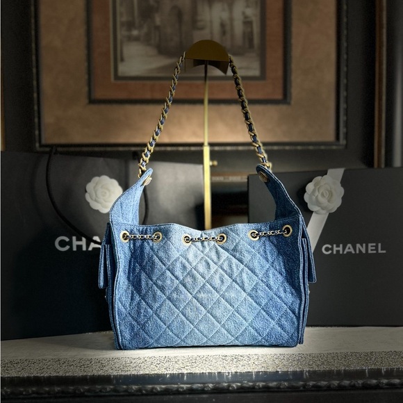 CHANEL 25 Small Handbag (26P) Washed Denim and Gold Tone Metal - Picture 3 of 17